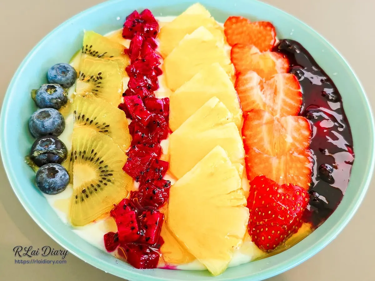 色彩繽紛的水果優格，淋上酸甜藍莓醬的清爽選擇