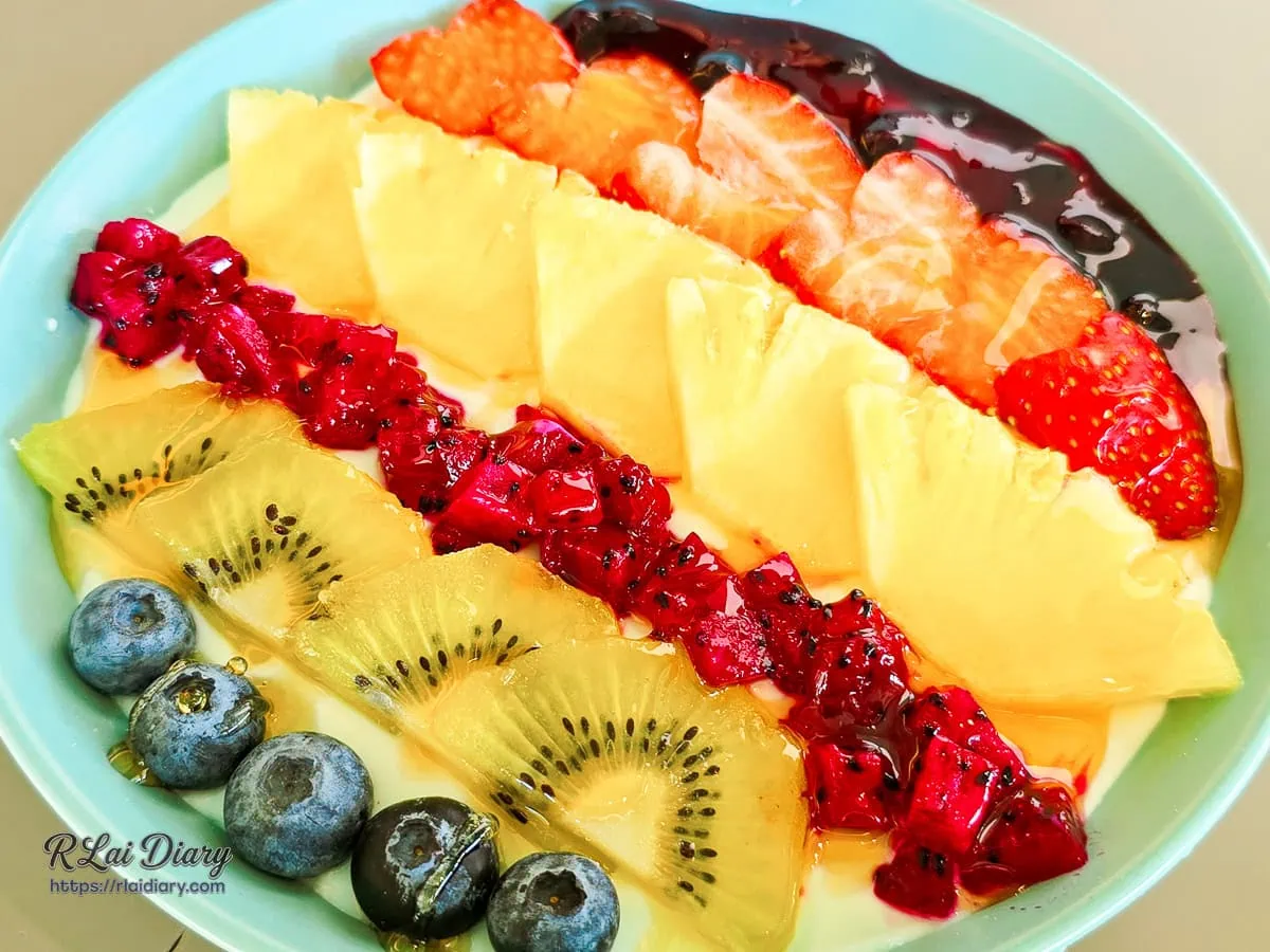 水果優格碗特寫，多種新鮮水果切片排列