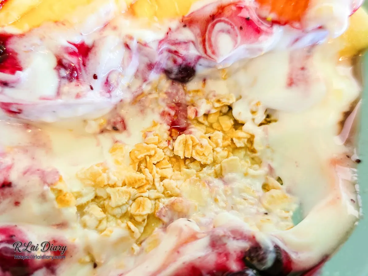 水果優格內部特寫，底部藏有增加口感的穀物脆片