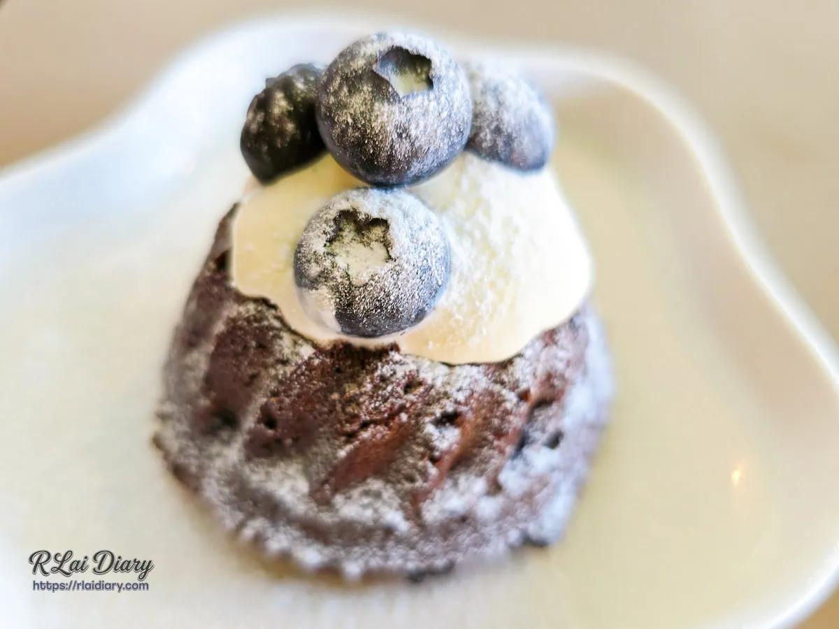 可可藍莓咕咕霍夫，灑上糖粉的精緻巧克力手作甜點