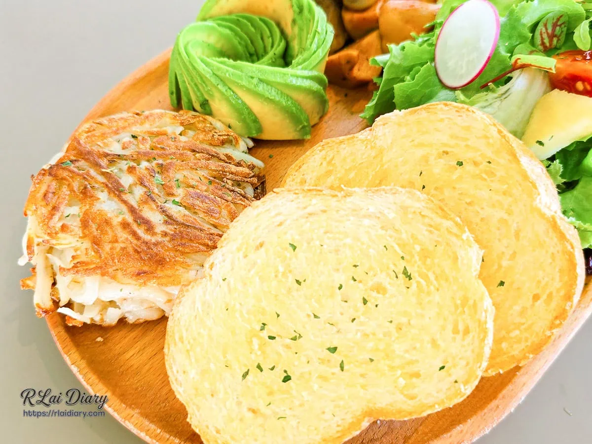 綠野早午餐特寫，酪梨與金黃酥脆薯餅