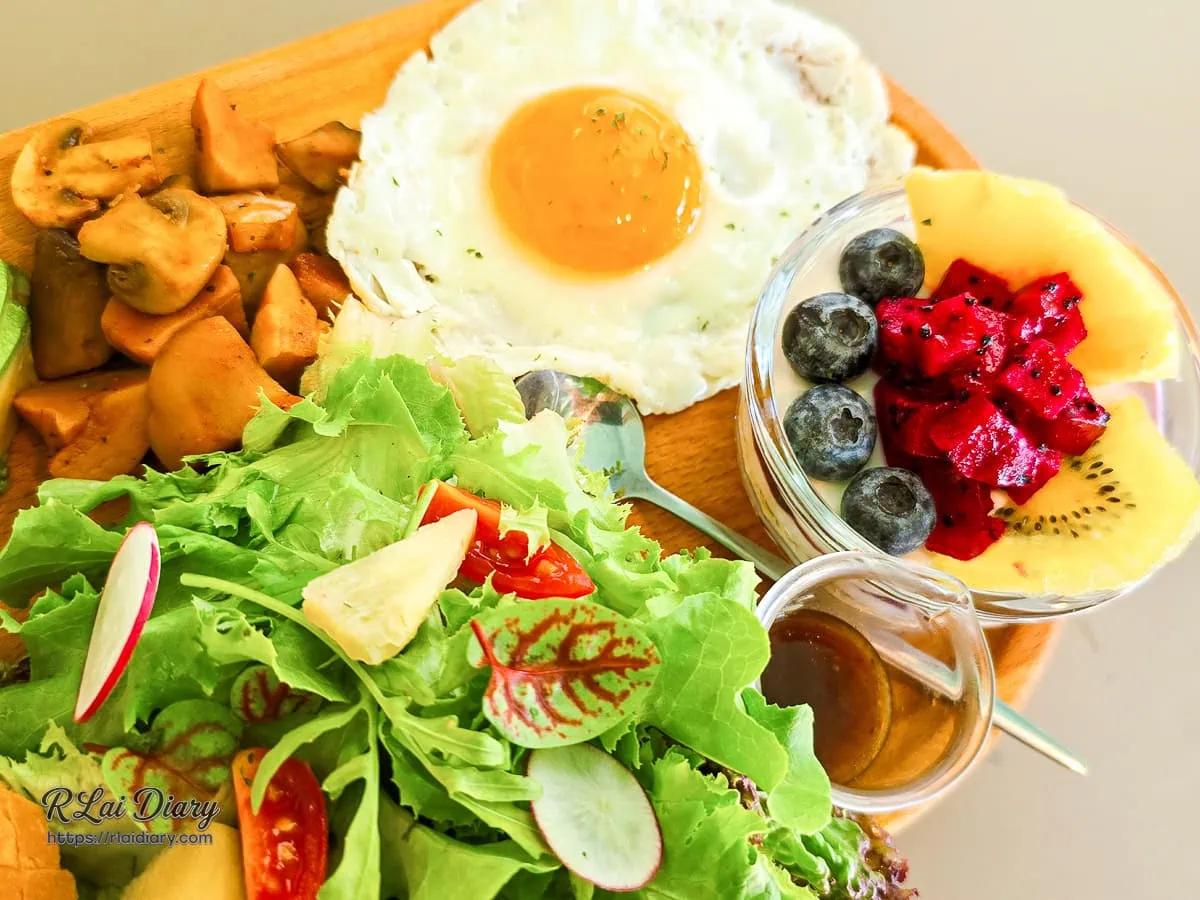 早午餐附贈的水果優格杯與新鮮生菜