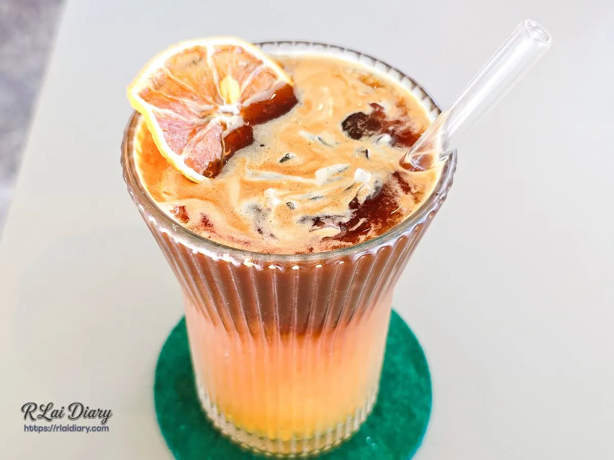 柳橙百香美式，漸層色澤的清爽水果風味咖啡