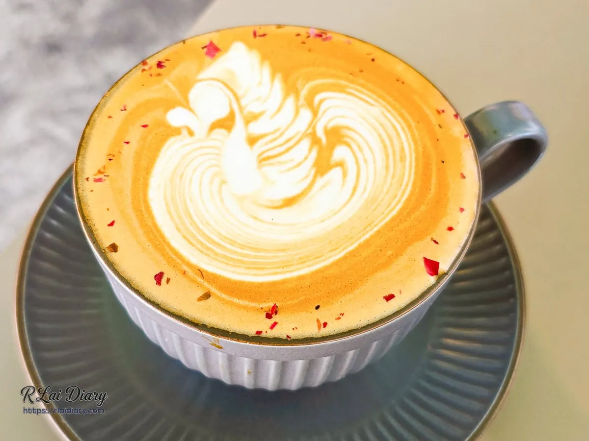 玫瑰拿鐵，精緻拉花與乾燥玫瑰花瓣點綴