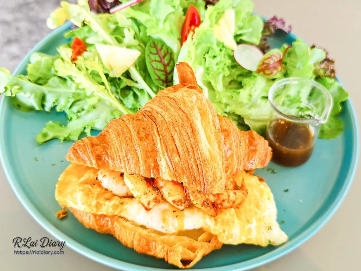 鮮蝦起司可頌，夾入厚實嫩蛋與鮮蝦的熱門輕食