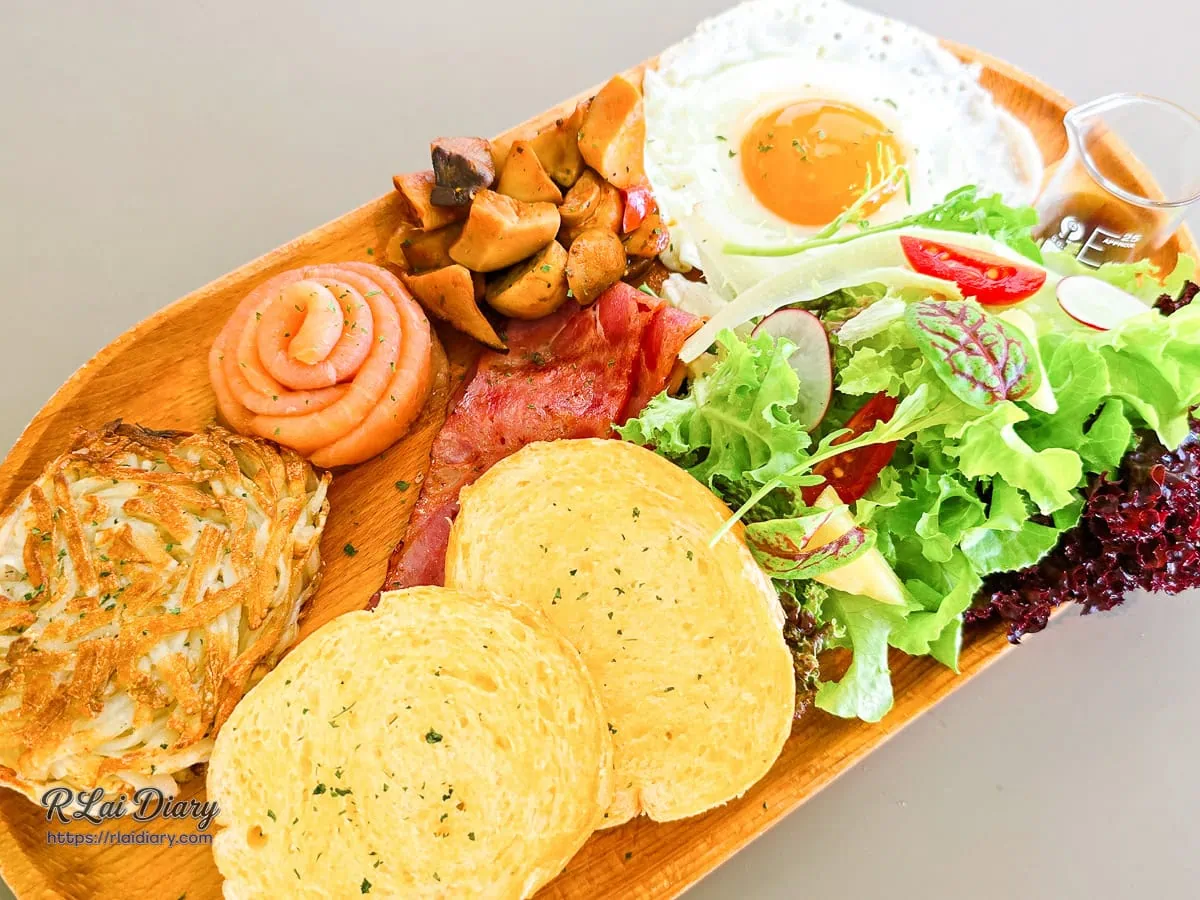 生活域所招牌 陽光澳式早午餐，包含燻鮭魚、太陽蛋與生菜沙拉