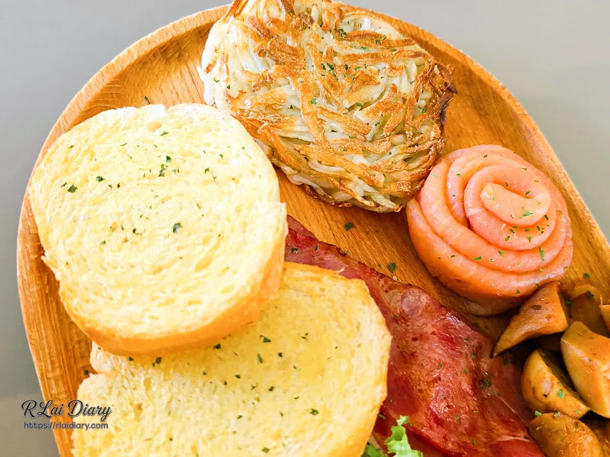 陽光澳式早午餐特寫，金黃薯餅與口感鬆軟的麵包