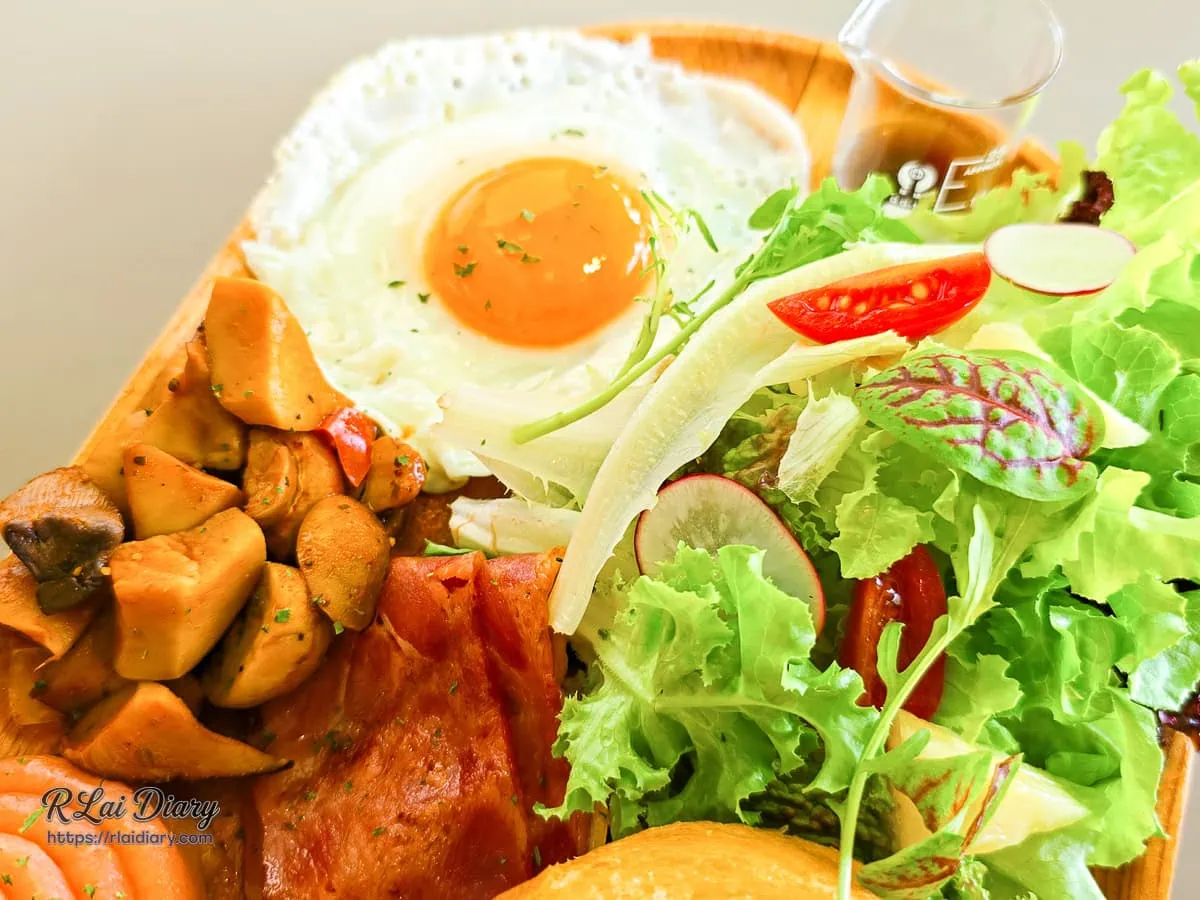 早午餐盤中的半熟太陽蛋與新鮮生菜沙拉