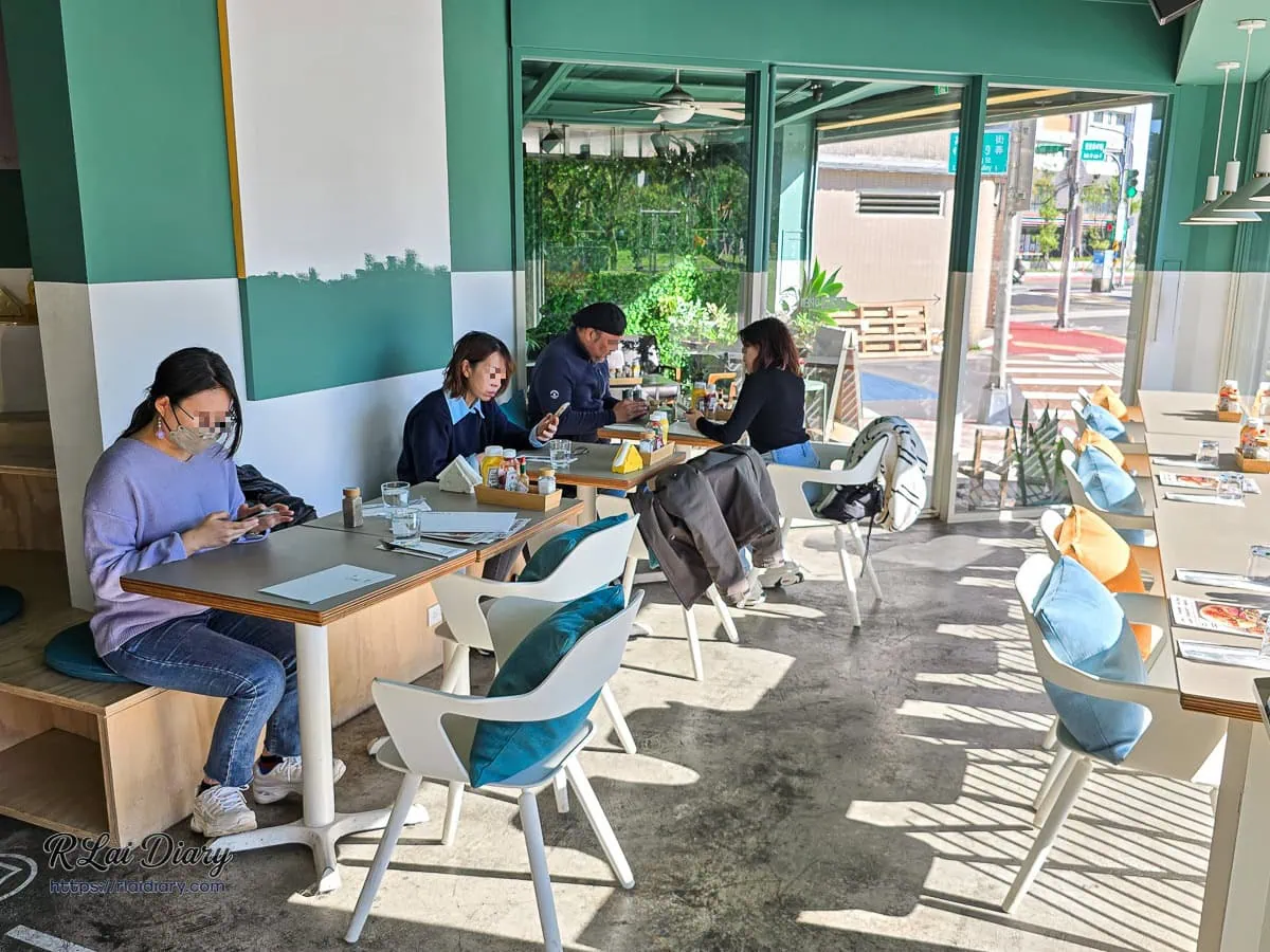 生活域所 A Living Labb 店內用餐環境，大片落地窗採光充足