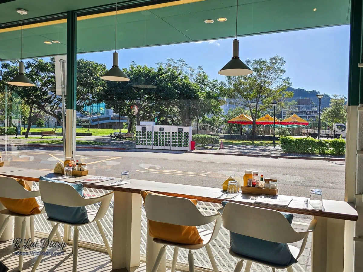 生活域所 A Living Labb 窗邊座位區，可欣賞對面公園綠意