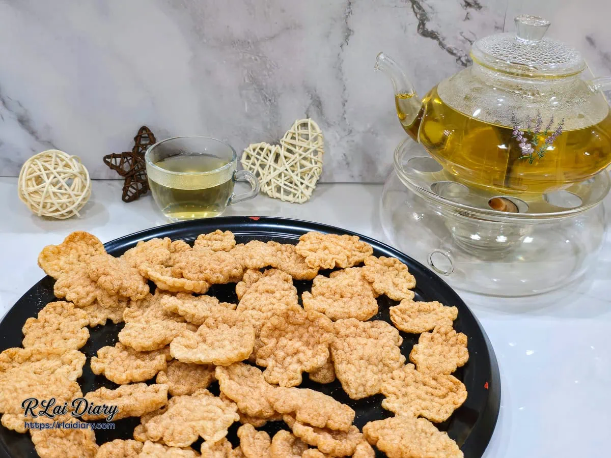 咔咔蝦餅搭配熱茶，茶湯清香能中和鮮味，激發獨特味覺組合的辦公室下午茶首選