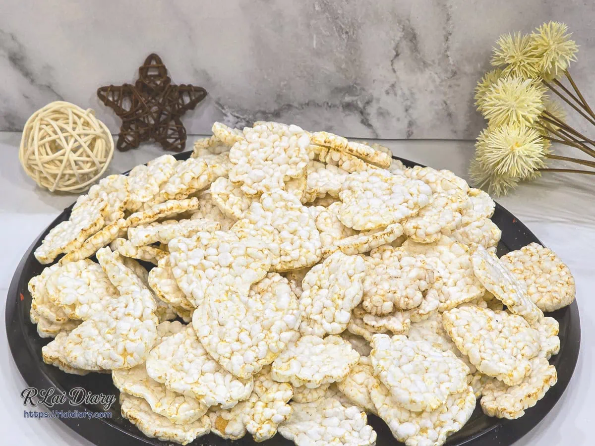 Be甜點工作室玄米碰盛盤特寫，堆疊的愛心與雲朵造型糙米餅，非油炸、無添加色素的寶寶手指食物首選