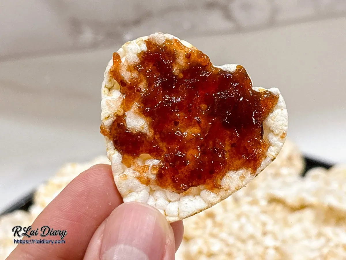 在愛心造型玄米碰上塗抹草莓果醬，糙米獨特香氣與果醬酸甜滋味的絕妙搭配