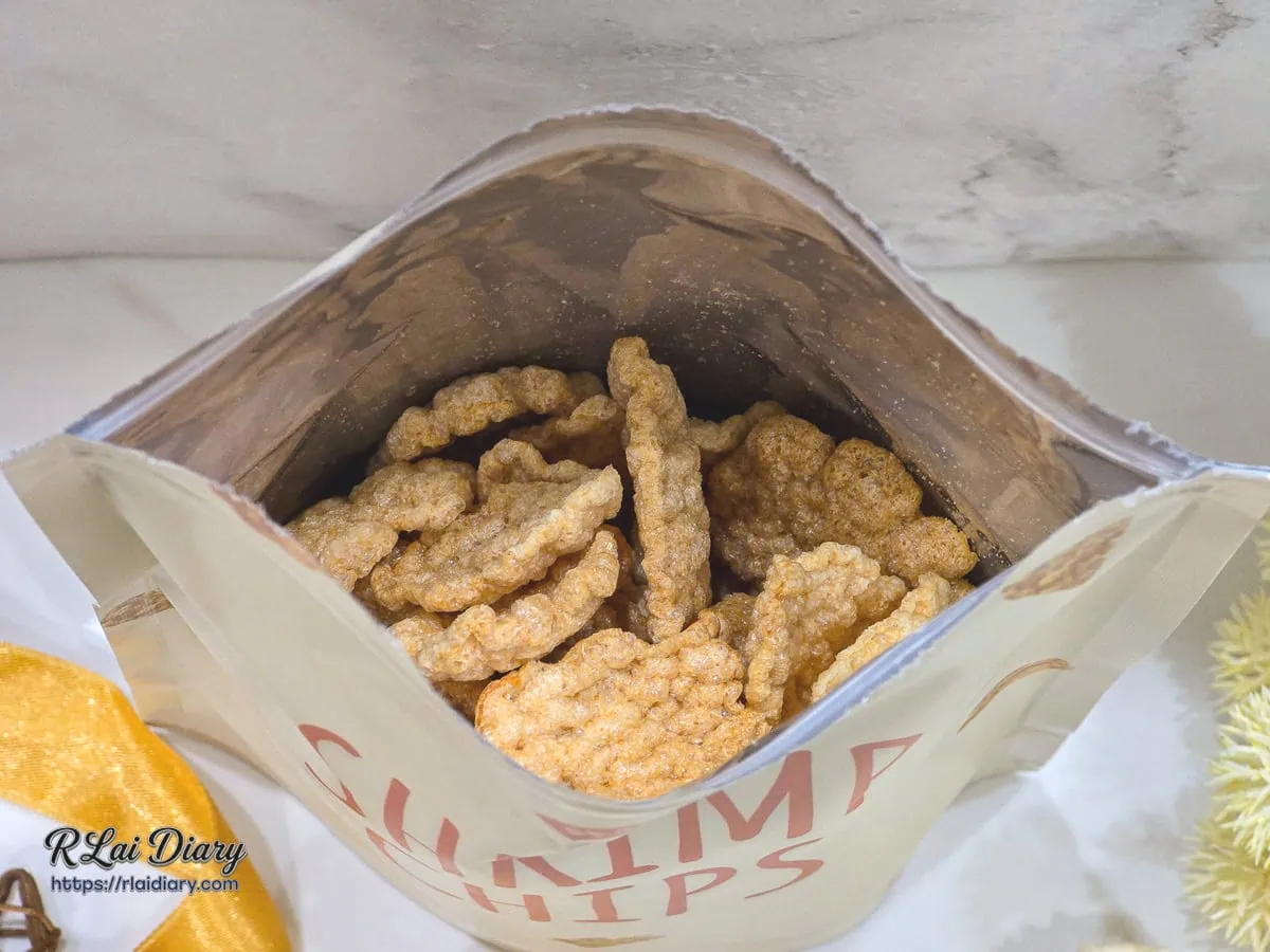 開封後的咔咔蝦餅，經高溫高壓膨化呈現酥脆口感，適合追劇或野餐時解饞分享