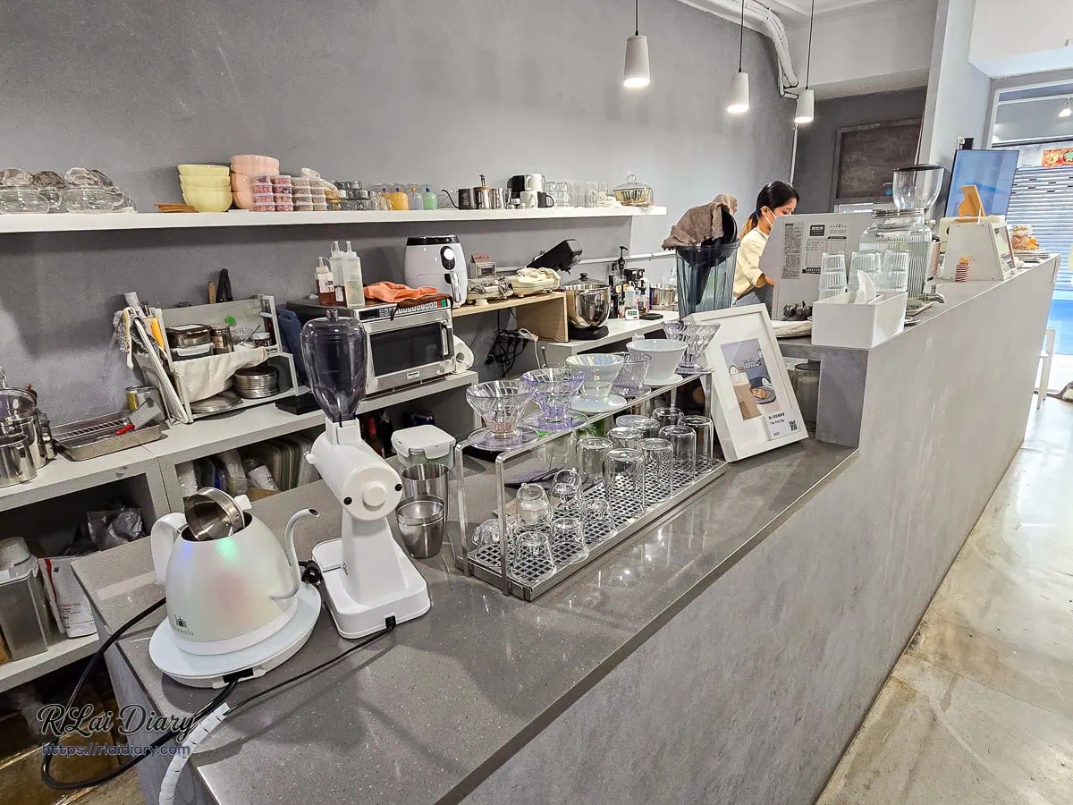 珈琲部專業的吧台區，整齊陳列手沖咖啡器具，展現職人氛圍