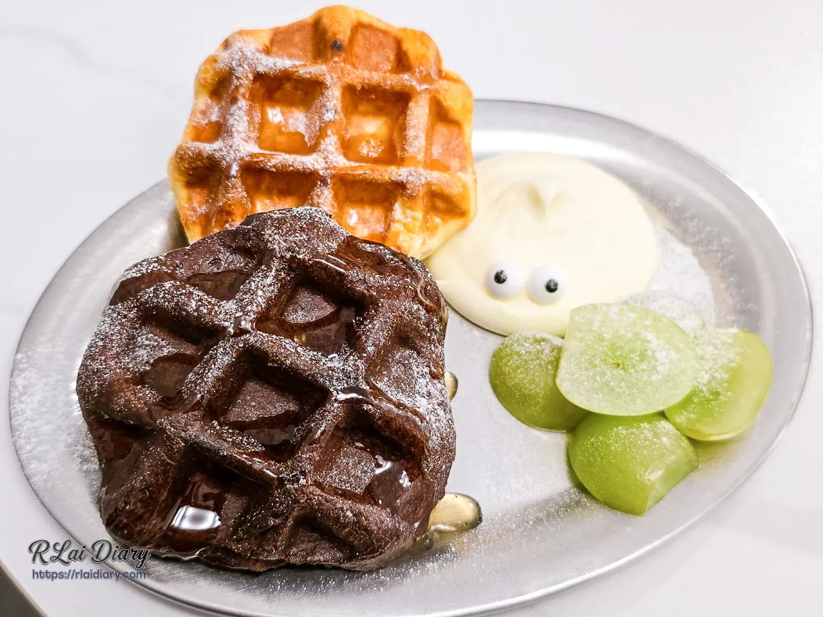 珈琲部的比利時鬆餅拼盤，包含原味與巧克力兩種口味，搭配鮮奶油