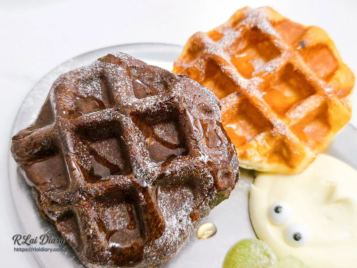 金黃酥脆的原味鬆餅與香氣濃郁的巧克力鬆餅近拍特寫