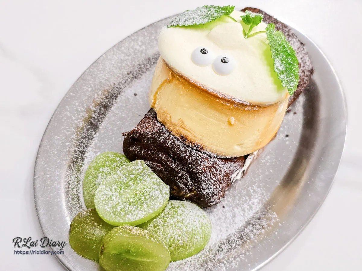 造型吸睛的蝸牛毛巾捲，搭配綠葡萄與糖粉擺盤，視覺效果極佳