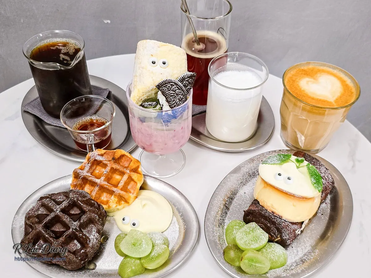 珈琲部 COFFEE & CO. 的餐點大合照，包含蝸牛毛巾捲、鬆餅與各式飲品