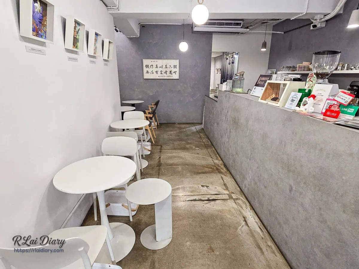 珈琲部店內清爽的灰白色空間，設有小圓桌與舒適的用餐座位
