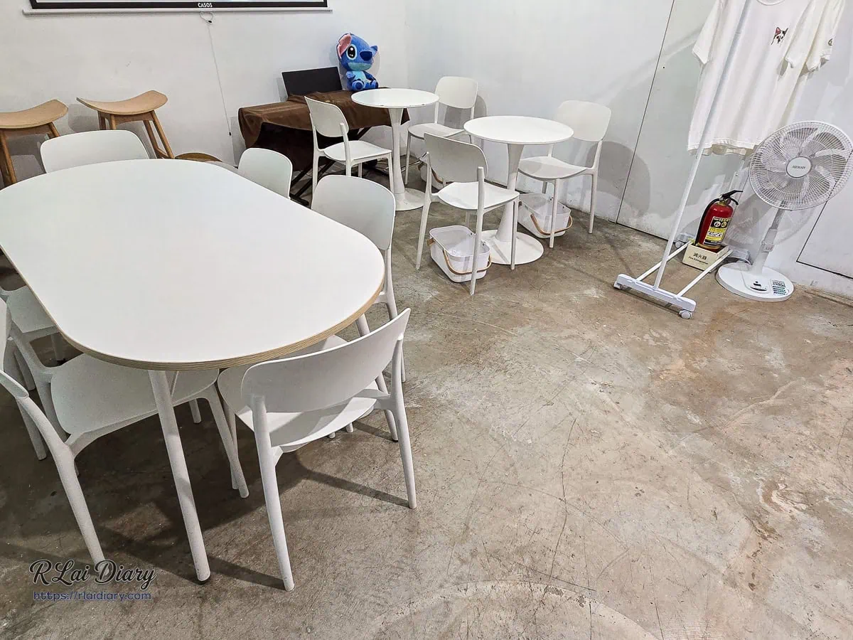 適合多人聚會的白色大桌座位區