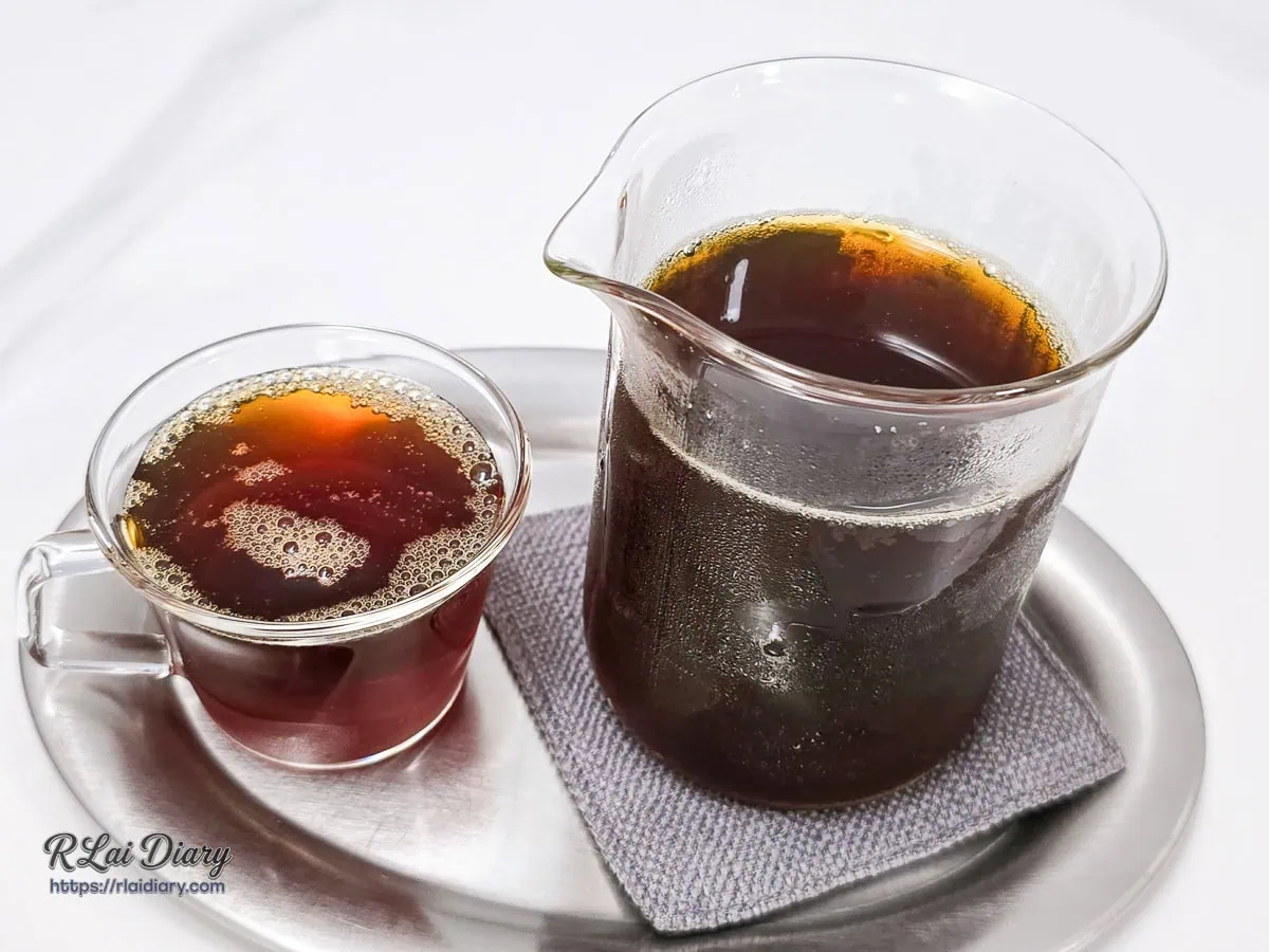 手沖咖啡清透的琥珀色澤，展現淺焙豆乾淨的果香風味