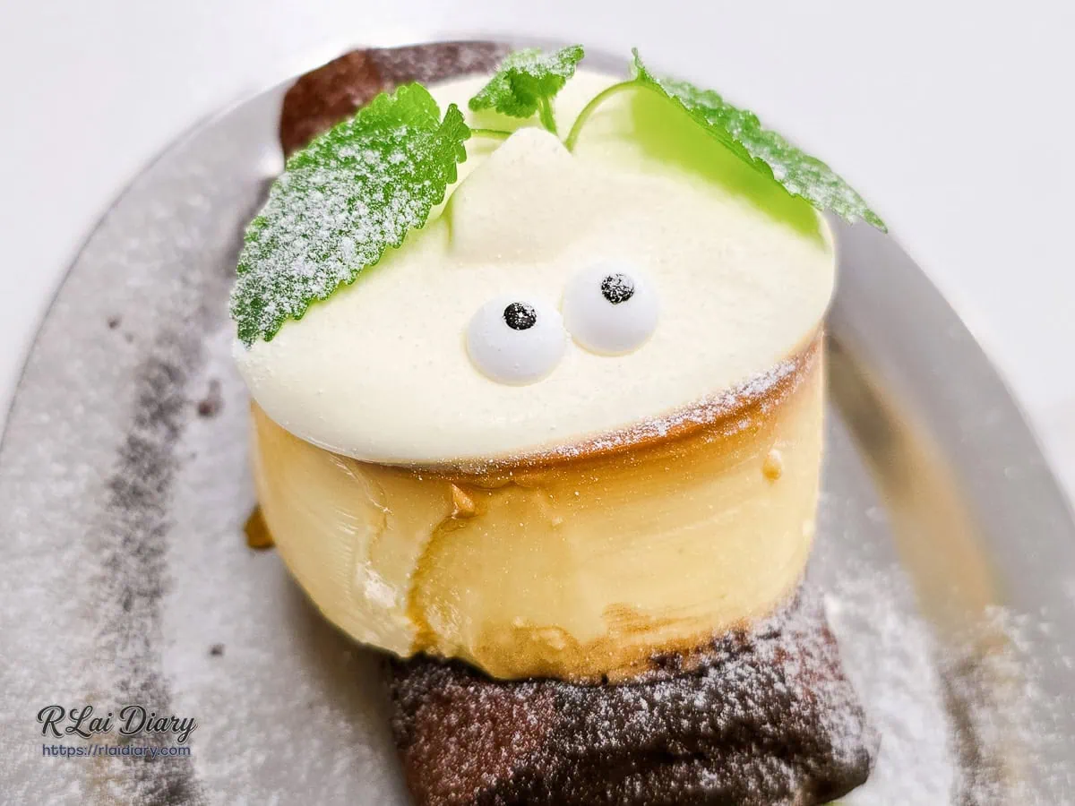 珈琲部必點甜點「蝸牛毛巾捲」，巧克力口味搭配布丁與可愛眼睛造型