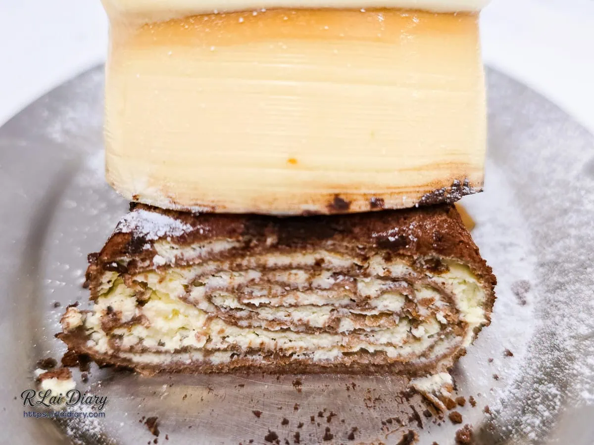 近距離拍攝毛巾捲內餡，呈現濕潤的口感與細緻的鮮奶油層次