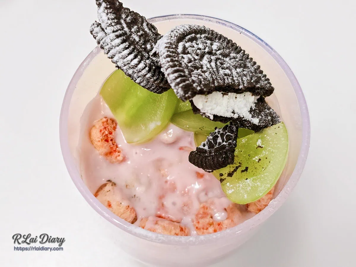 優格小可愛的豐富配料，包含新鮮葡萄、Oreo餅乾與底層莓果優格