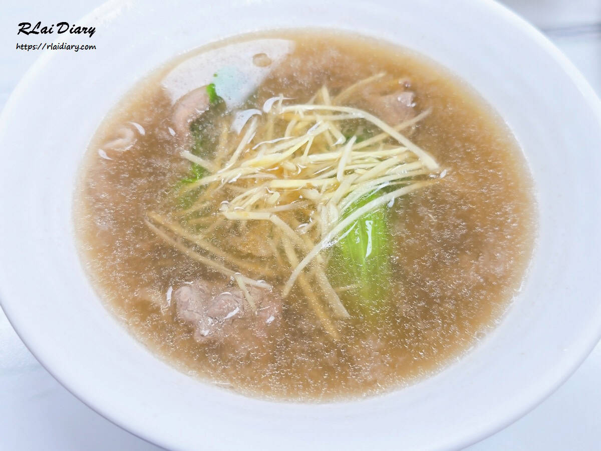 村村食堂現沖牛肉湯，湯頭清澈帶有些許油花