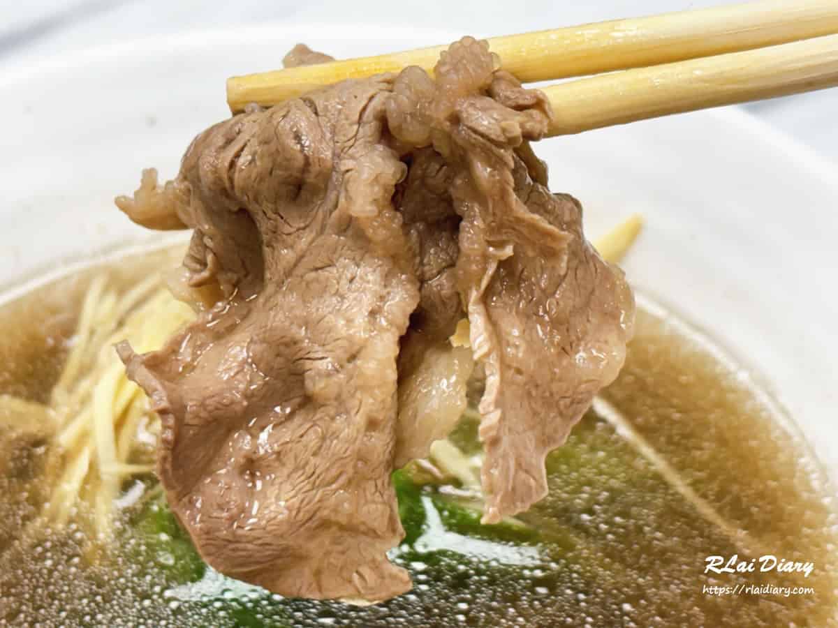 現沖牛肉片特寫，熟度剛好保有粉嫩色澤與鮮甜肉汁