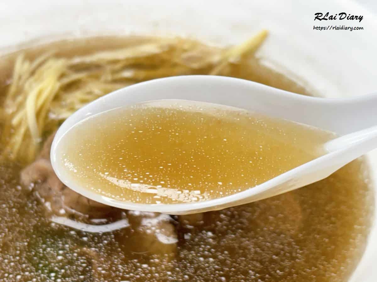 湯匙舀起牛肉湯，溫潤順口的台式湯品滋味