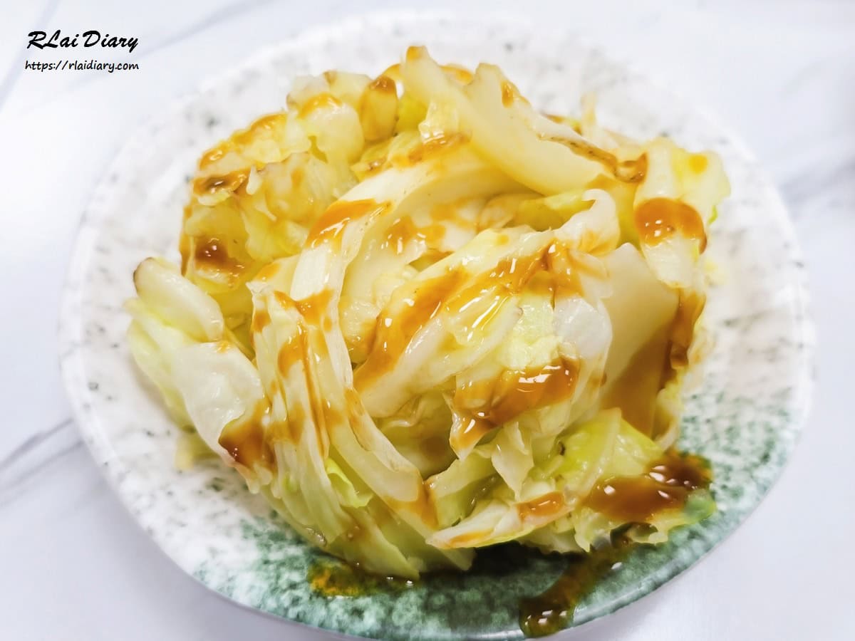 村村食堂燙高麗菜，淋上簡單醬汁保留蔬菜清甜