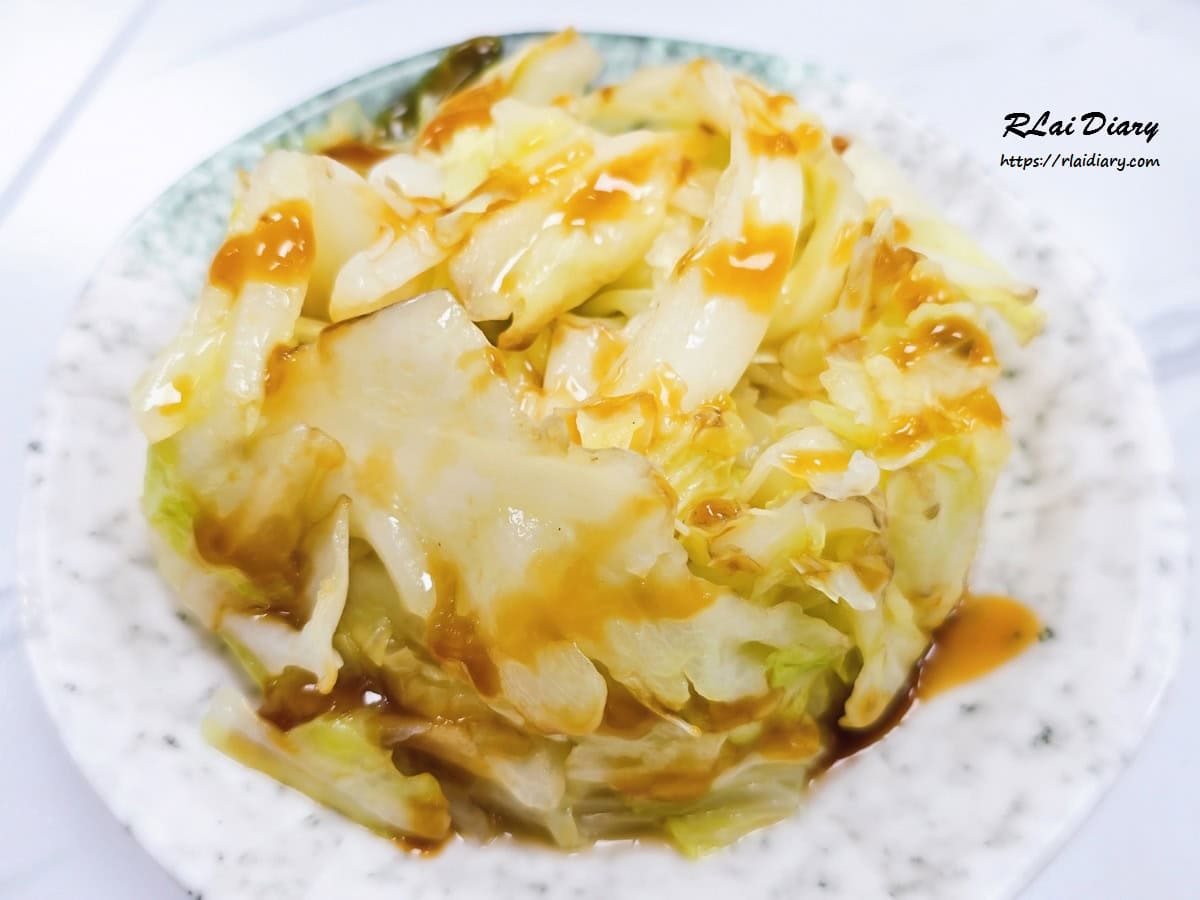 燙高麗菜特寫，口感清脆水分足，吃起來鮮甜解膩