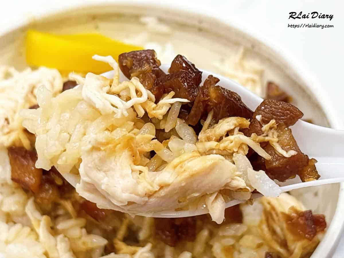 舀起一口雞滷飯，品嚐爽口雞肉與鹹香滷肉的雙重層次