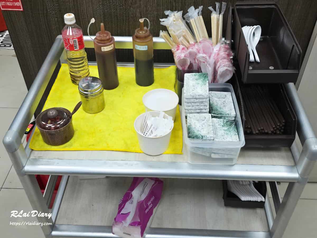 村村食堂內用自助區，整齊陳列的醬料與餐具供客人取用