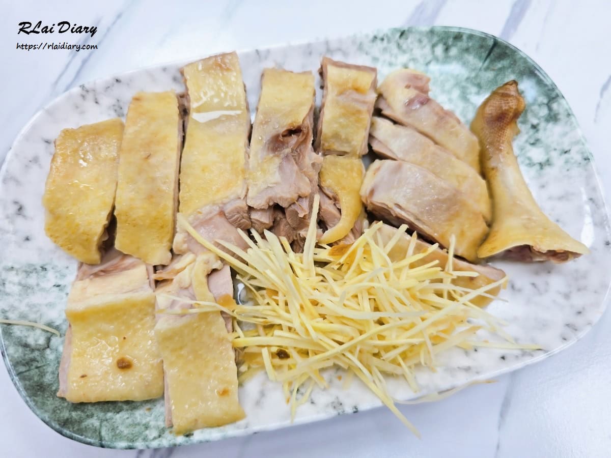 村村食堂1/4鴨肉切盤，鴨皮呈現油亮色澤