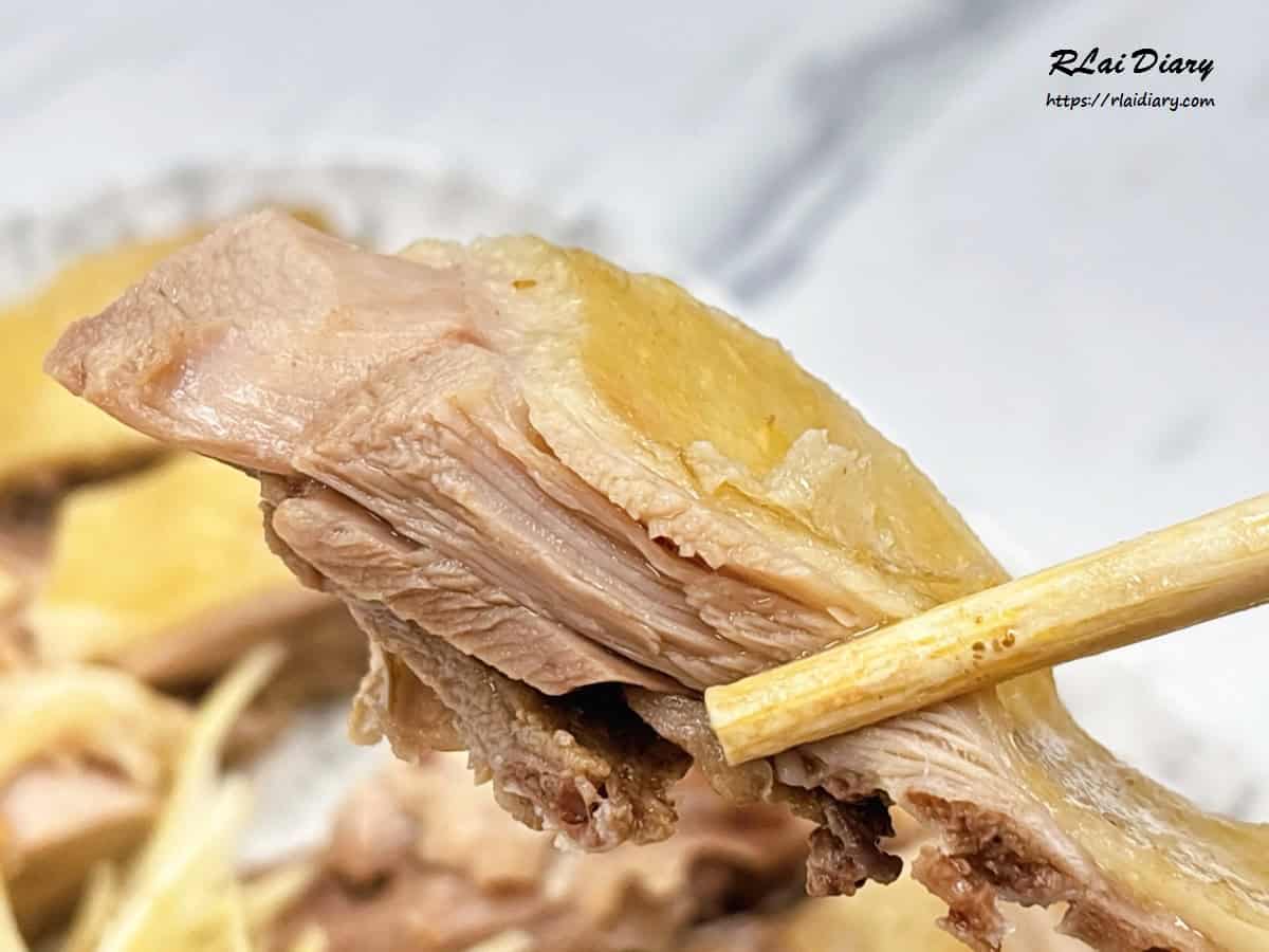 夾起一塊鴨肉，皮與肉的比例適中，口感滑嫩不油膩