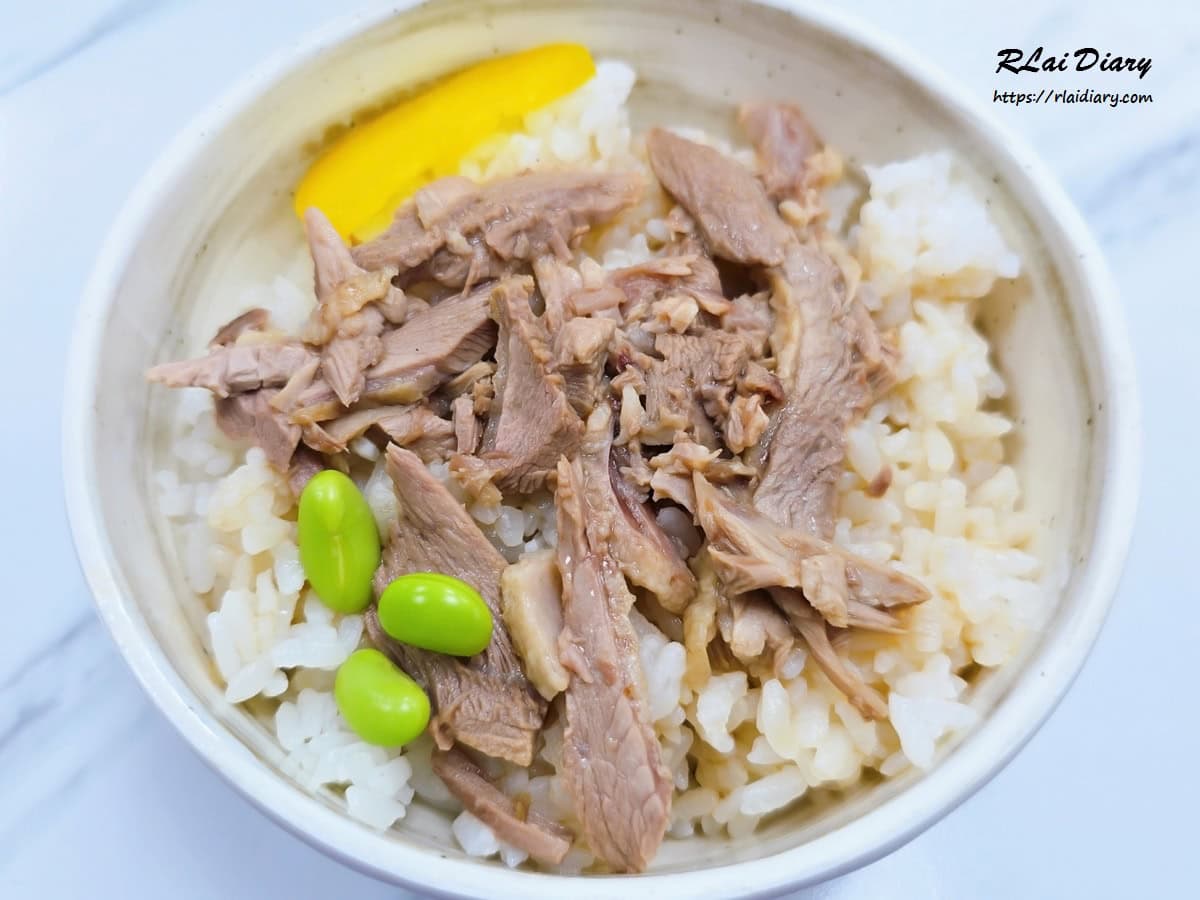 村村食堂招牌鴨肉飯(小)，白飯上鋪滿手撕鴨肉