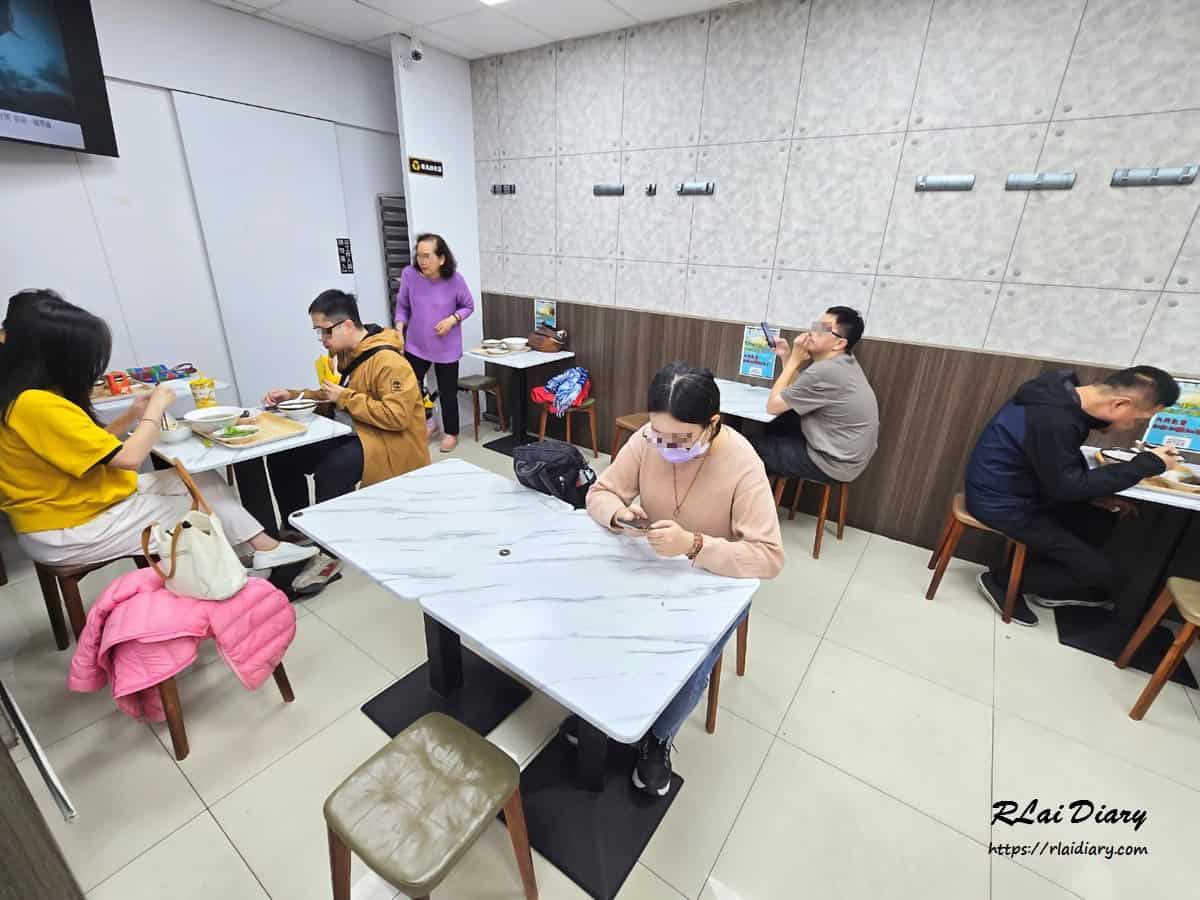 村村食堂內用環境，簡約明亮的座位區與開放式廚房空間