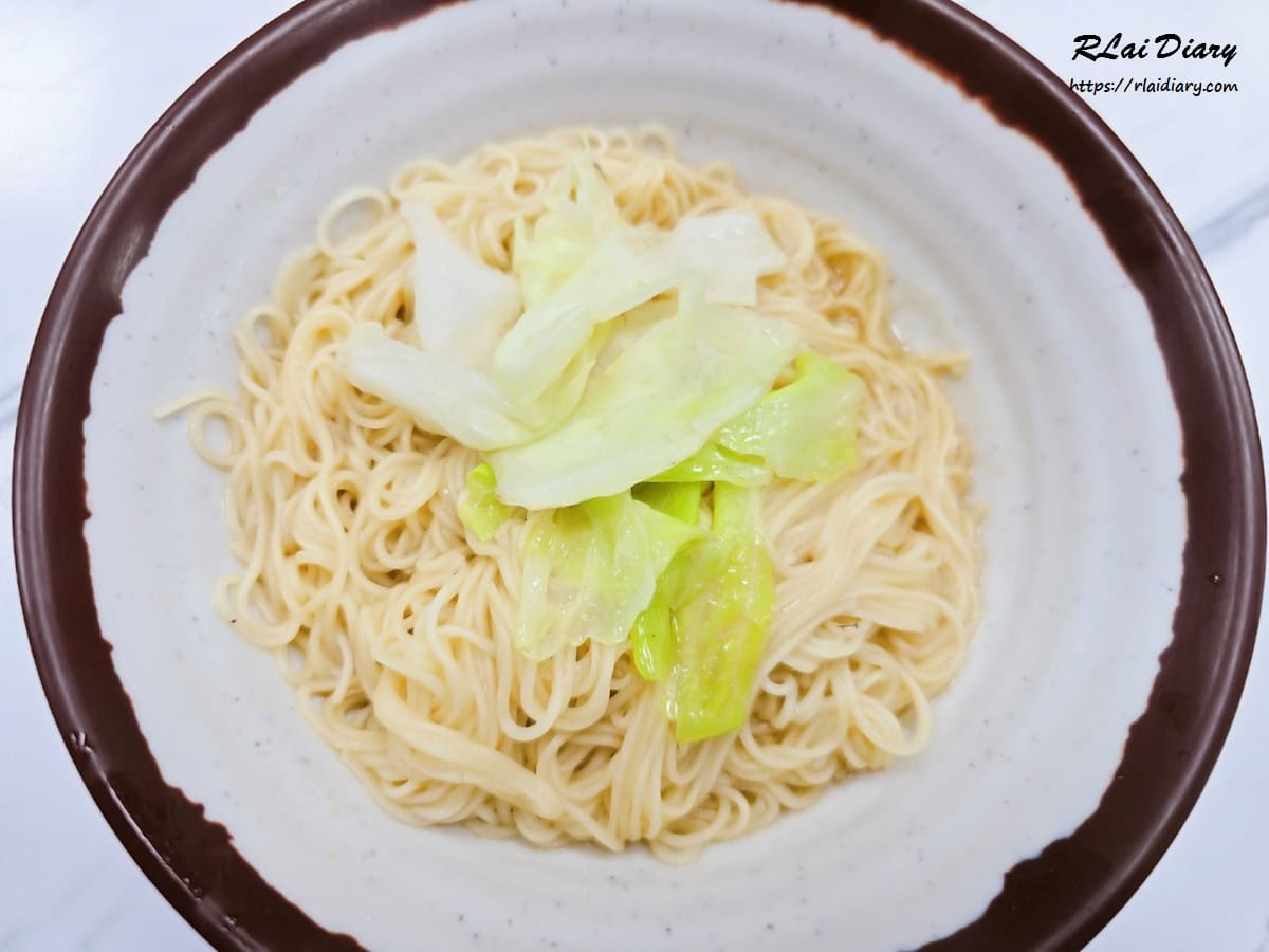 村村食堂乾拌金門麵線，淋上醬汁與高麗菜的純粹台式吃法