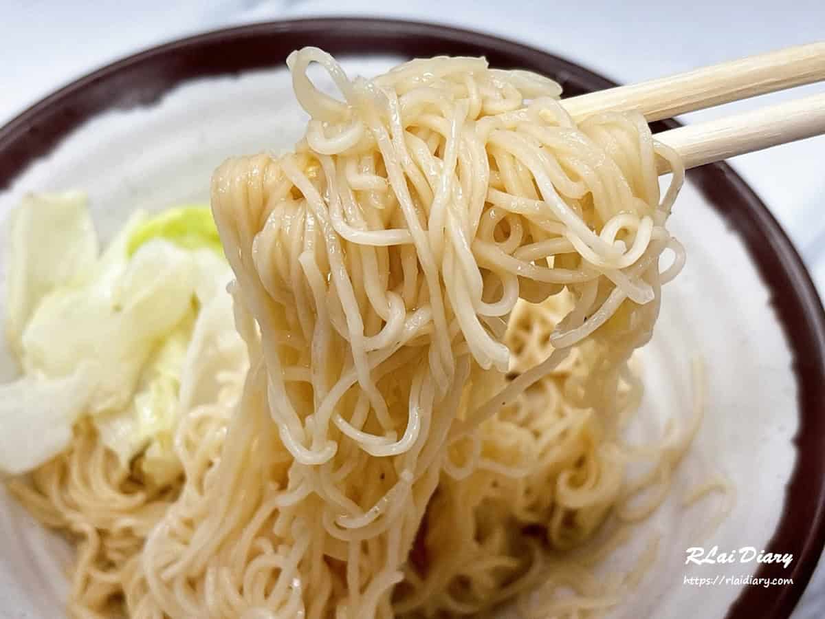 夾起金門麵線，麵條保有彈性且帶有淡淡油香