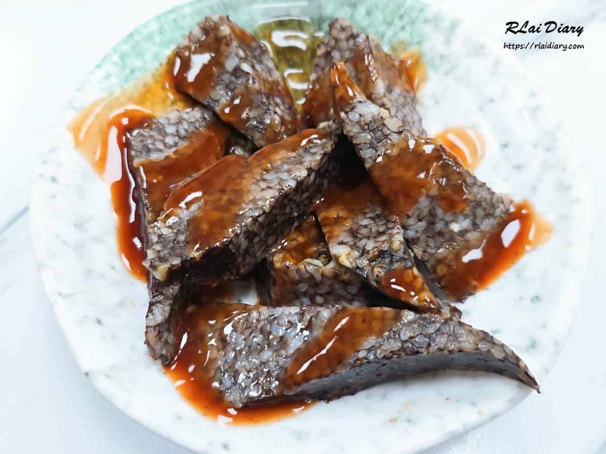 村村食堂米血切盤，切成厚薄適中的塊狀並淋上醬汁