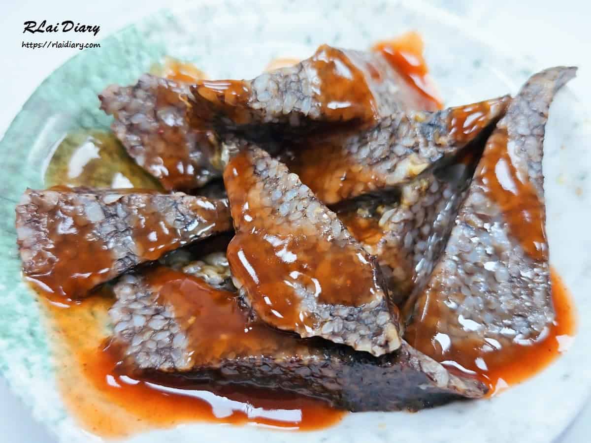 沾滿微辣醬汁的米血糕，口感軟糯帶有糯米顆粒層次