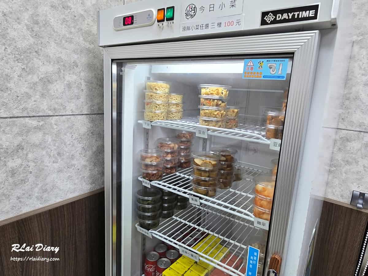 村村食堂小菜冷藏櫃，提供多樣化的台式涼拌小菜選擇