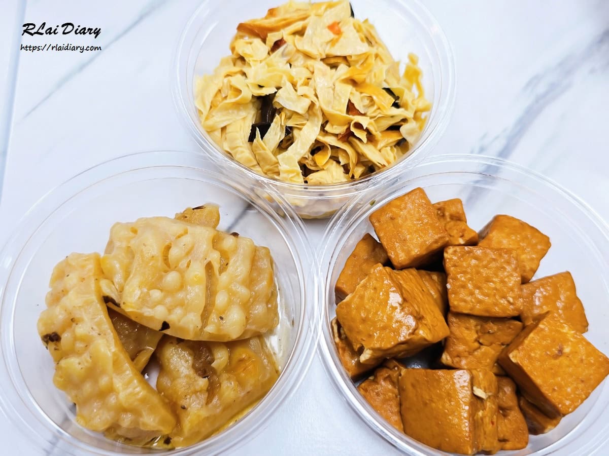 村村食堂涼拌小菜拼盤，包含豆皮、豆干與苦瓜的家常美味