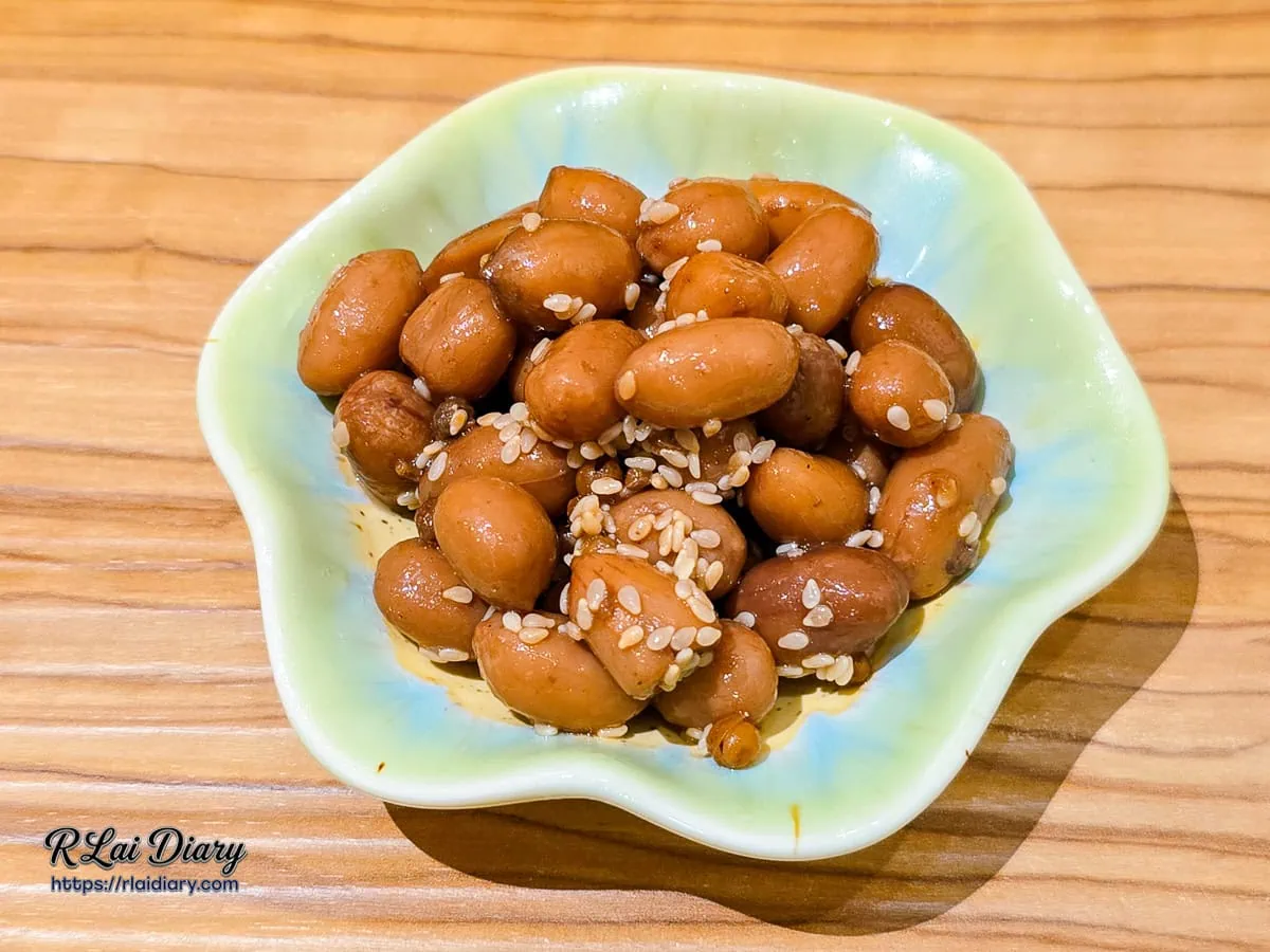 小菜甘露花生特寫，灑上白芝麻的滷花生