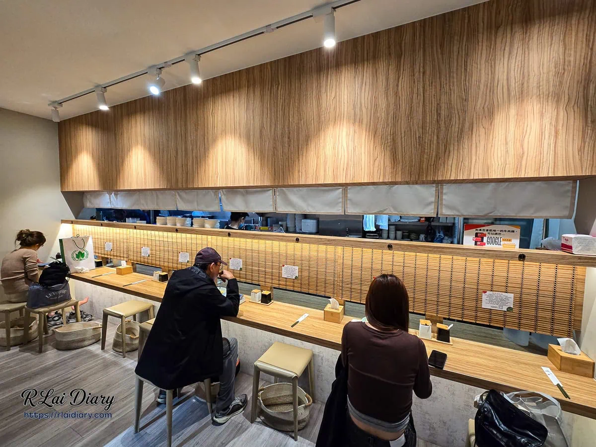 地一牛肉麵適合單人用餐的吧台座位區，可看見半開放式廚房
