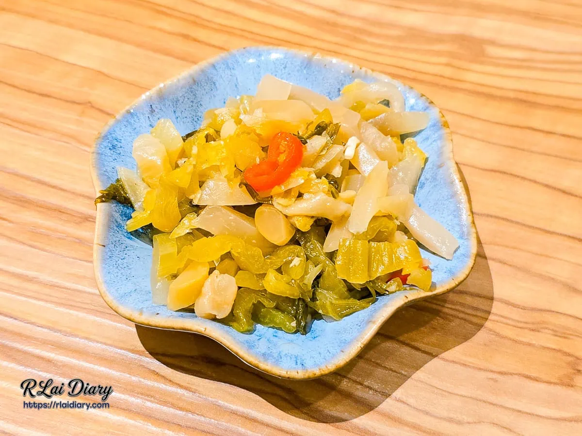 小菜小農手工發酵酸菜特寫，牛肉麵的最佳配角