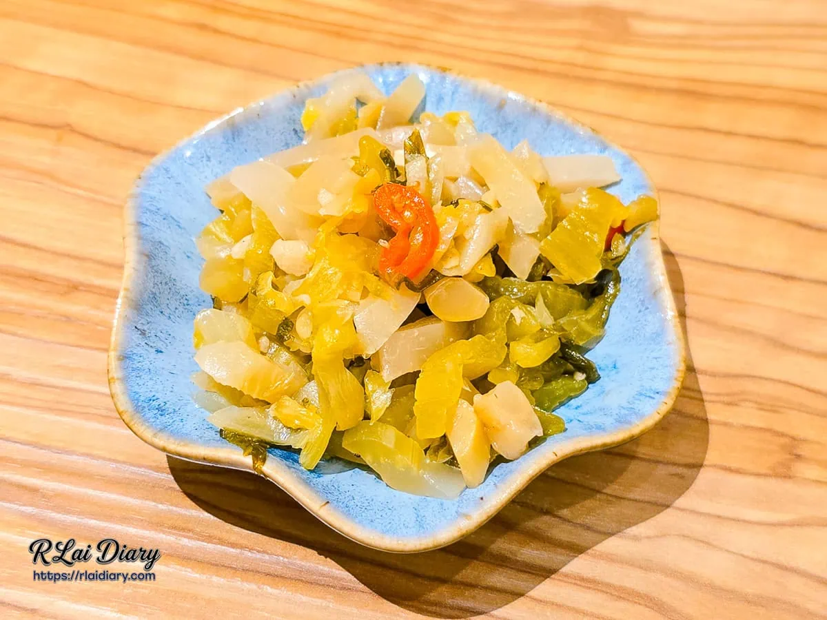 色澤金黃的手工酸菜，口感爽脆酸度適中